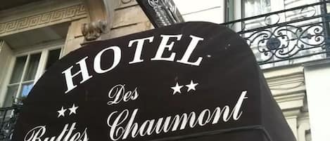 A sign for Hotel Des Buttes Chaumont.