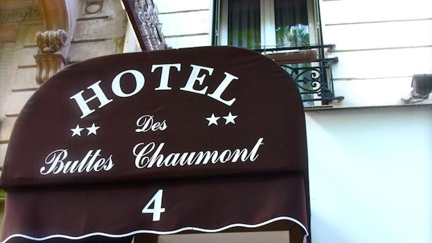 Un cartel de hotel con el nombre "HOTEL Des Buttes Chaumont" y el número 4, indicando la dirección del edificio.
