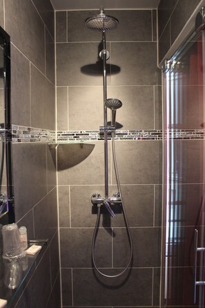 Hair dryer, towels - Hotel Des Buttes Chaumont (Paris)