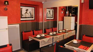 Daily continental breakfast (EUR 7 per person)