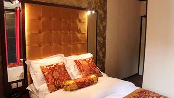 Desk, soundproofing, free WiFi, alarm clocks