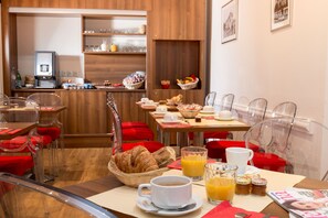 Daily buffet breakfast for a fee - Hotel De France (Cannes)