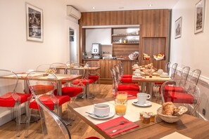 Petit déjeuner buffet (8.00 EUR par personne)