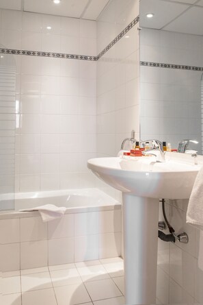 Sèche-cheveux, serviettes fournies