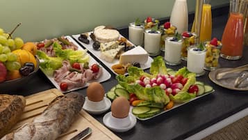 Petit déjeuner buffet (18 EUR par personne)