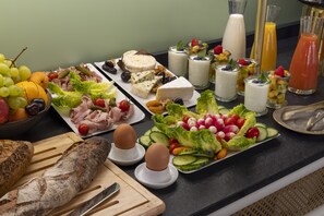 Café da manhã com buffet todos os dias (EUR 18 por pessoa) 