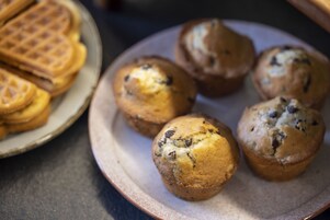 En tallrik med muffins och våfflor.