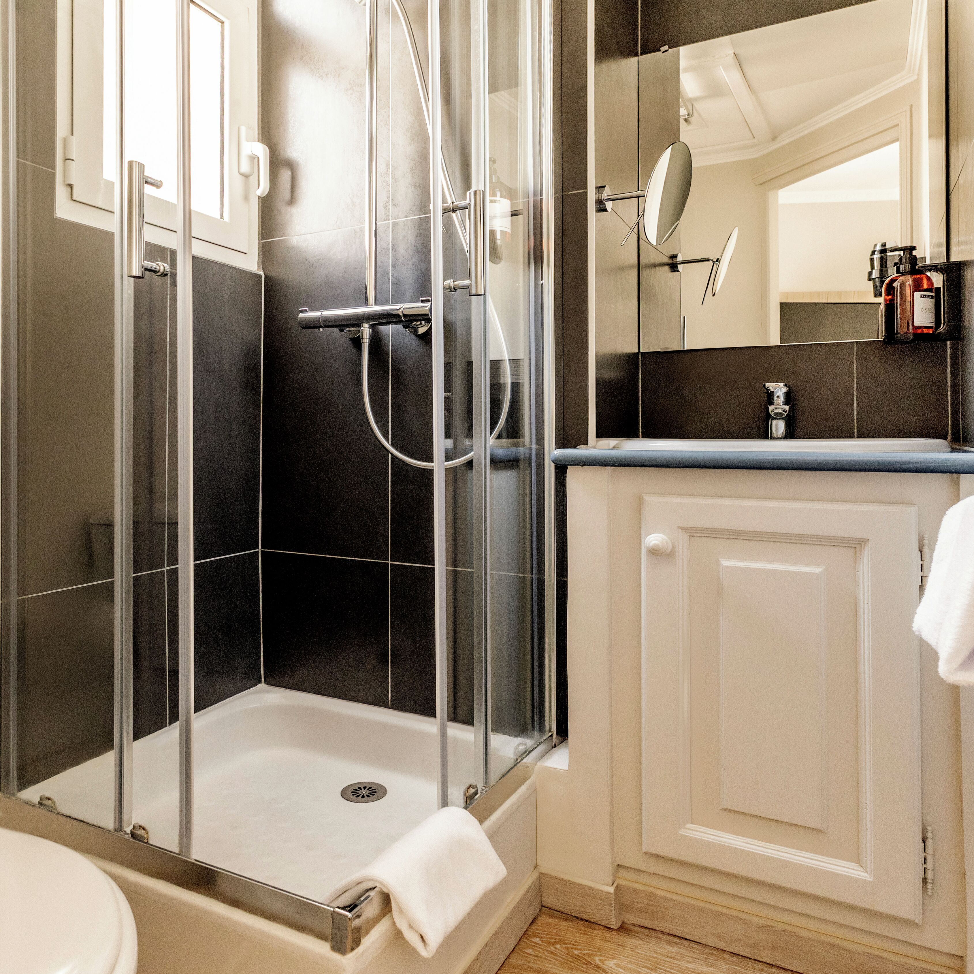 Enkeltrom | Minibar, safe på rommet, skrivebord og blendingsgardiner