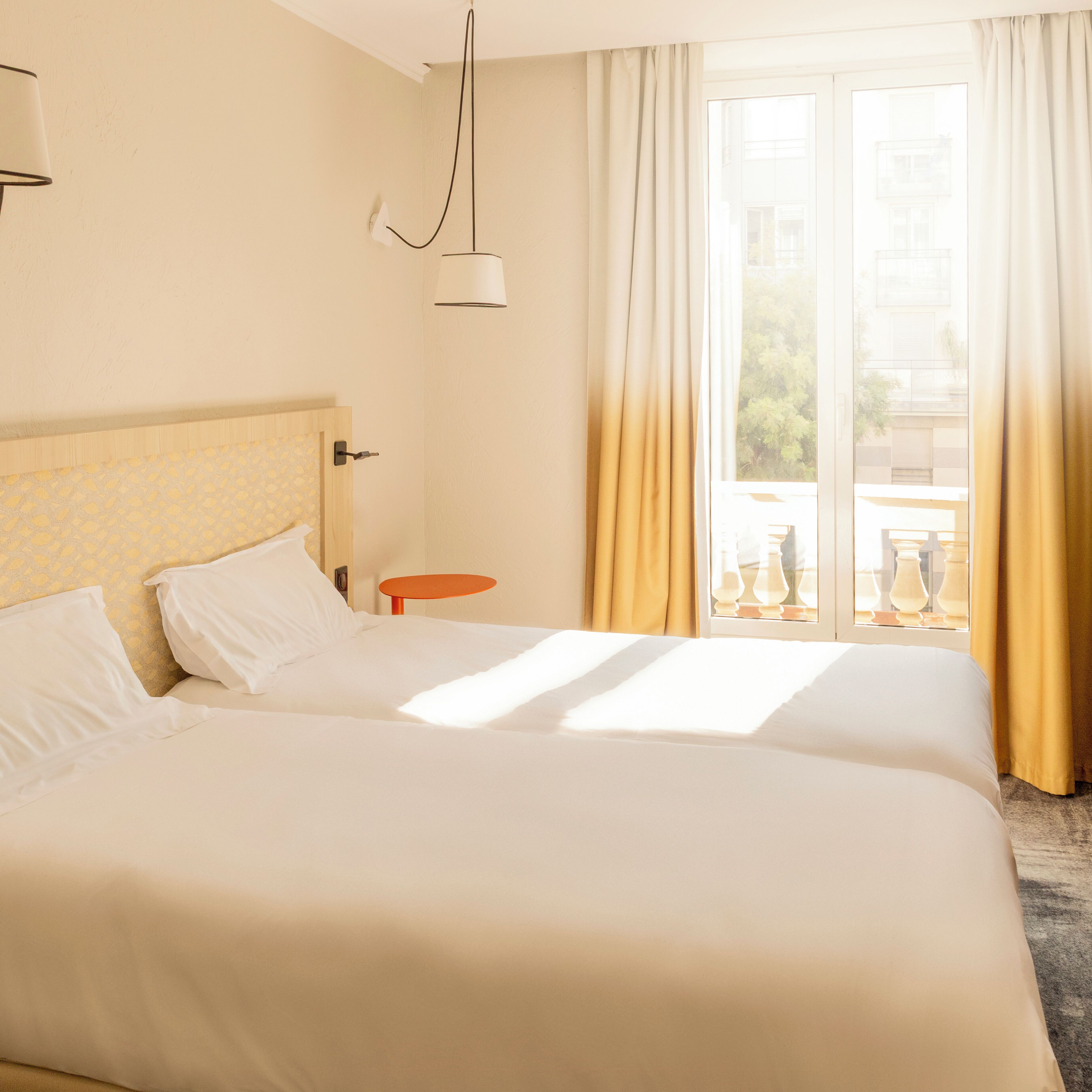 Dobbelt- eller tomannsrom – comfort | Minibar, safe på rommet, skrivebord og blendingsgardiner