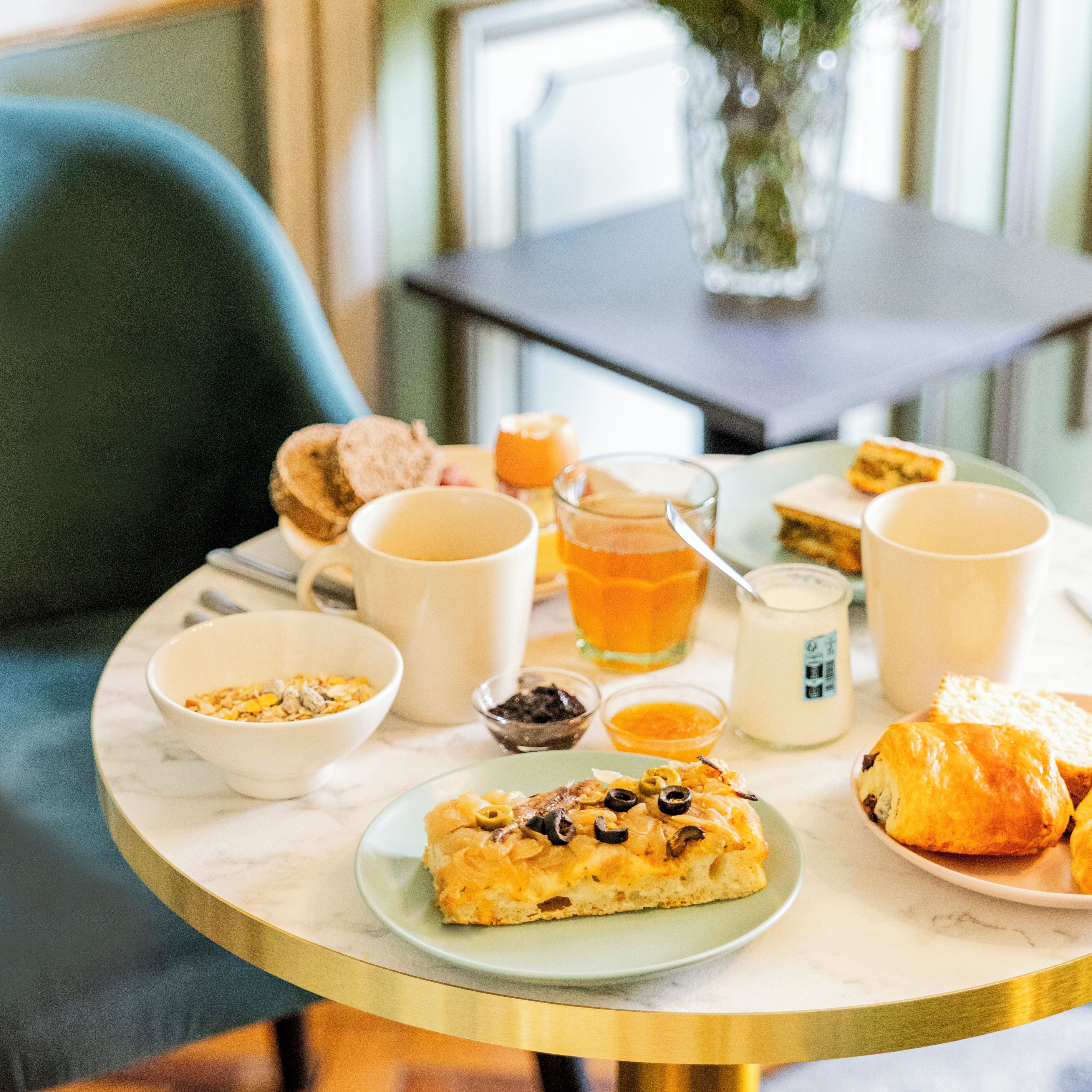 Et morgenbord med forskelligt mad og drikke.