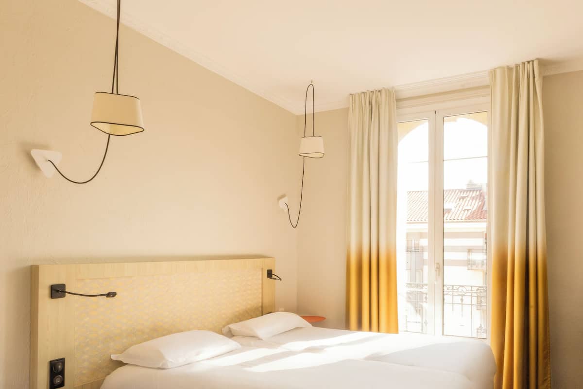 Triple Room | Minibar, in-room safe, desk, blackout drapes