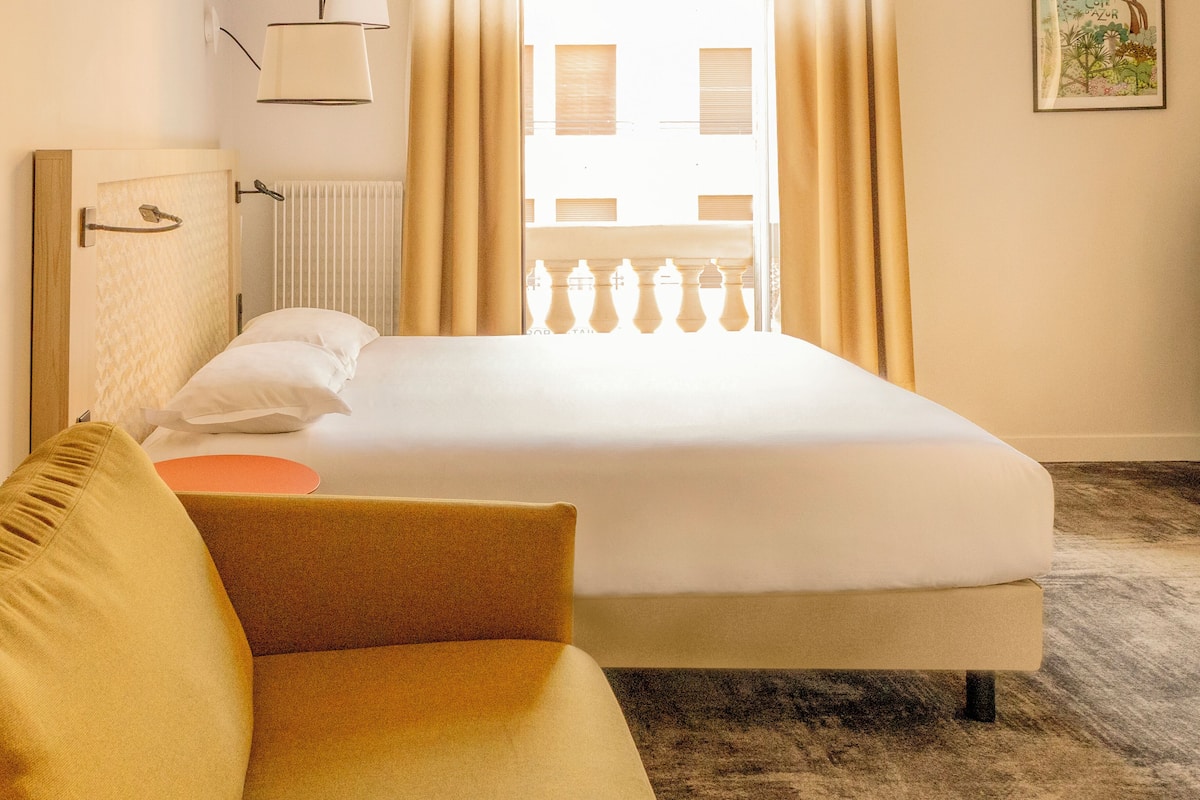 Quadruple Room | Minibar, in-room safe, desk, blackout drapes