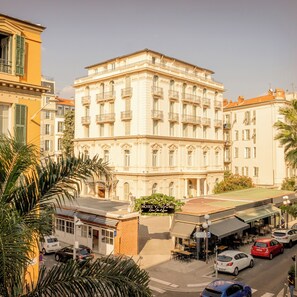 Vista frontal de la propiedad