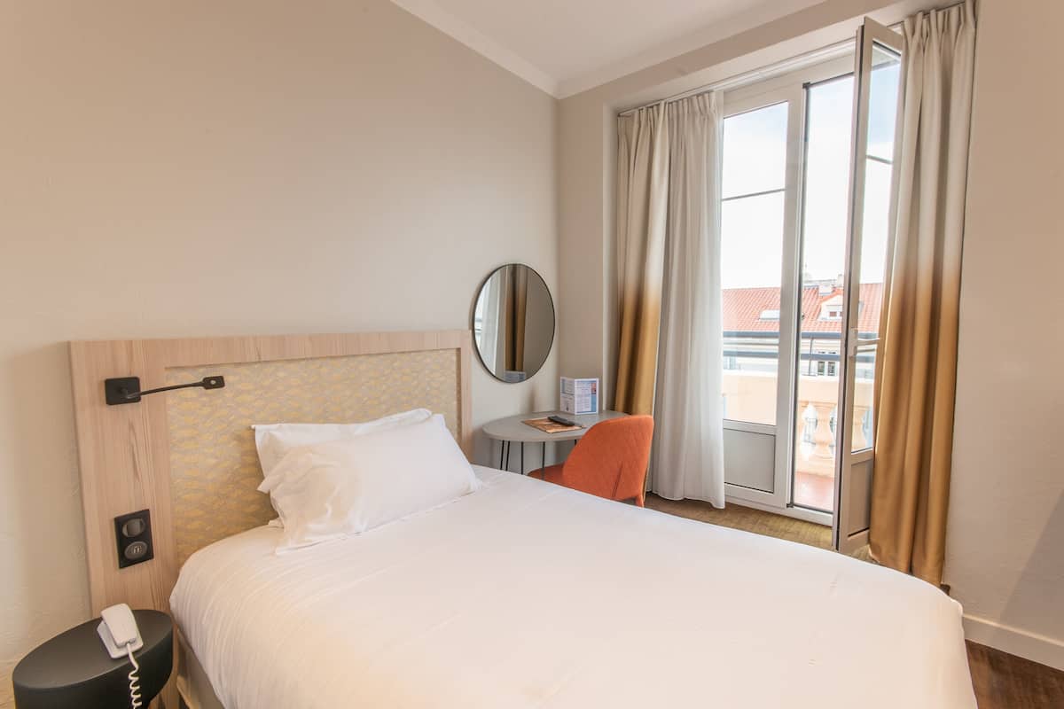 Single Room | Minibar, in-room safe, desk, blackout drapes