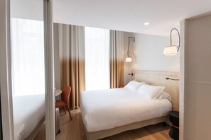 Vierbettzimmer | Minibar, Zimmersafe, Schreibtisch, Verdunkelungsvorhänge