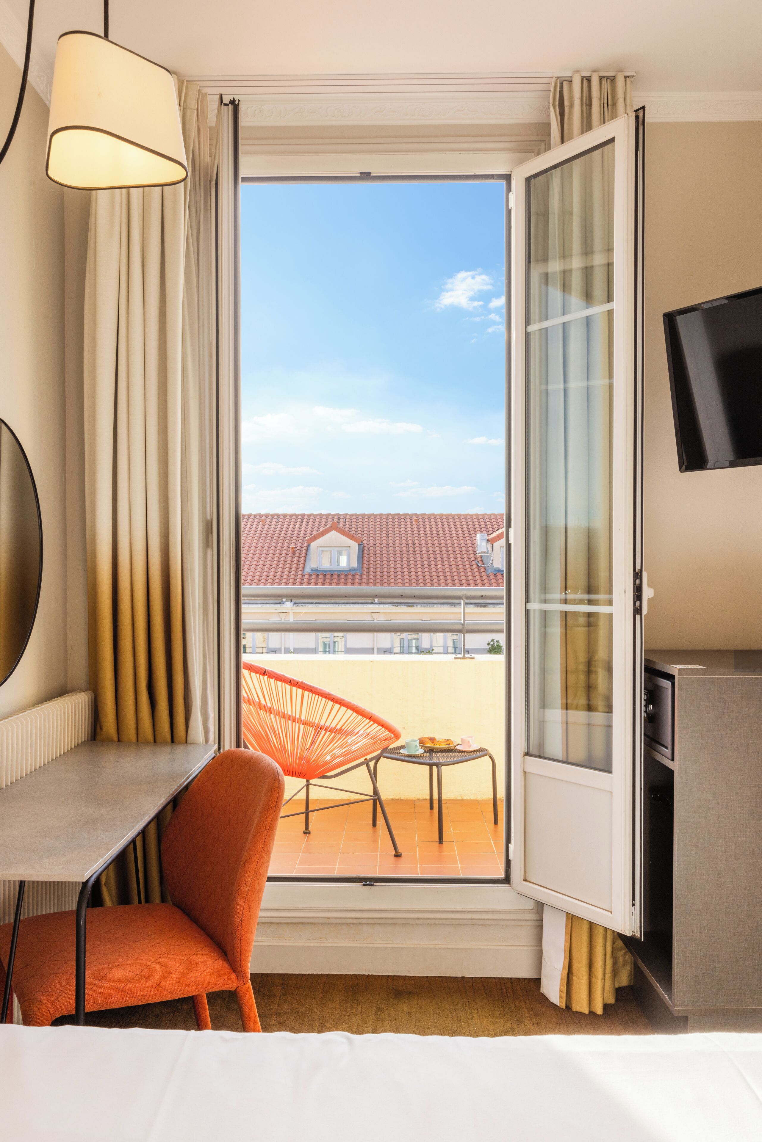 ميني بار وخزنة داخل الغرفة ومكتب وستائر تعتيم