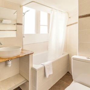 Habitación cuádruple | Minibar, caja fuerte, escritorio y cortinas opacas