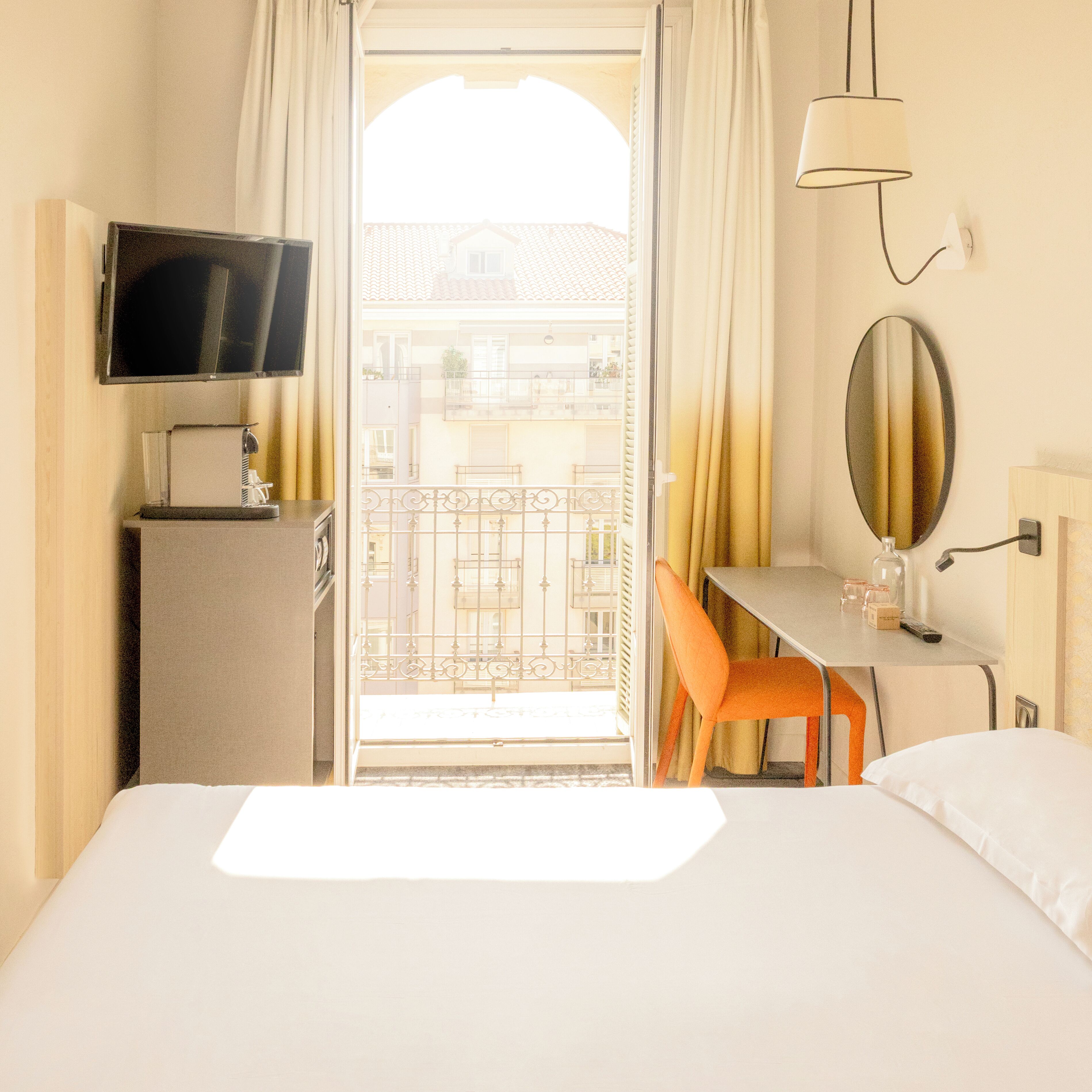 Minibar, safe på rommet, skrivebord og blendingsgardiner