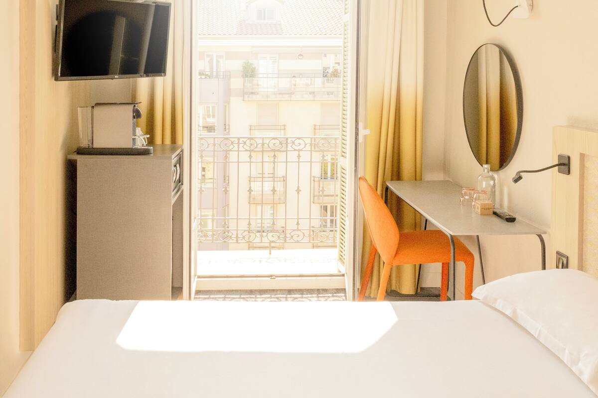 Minibar, Zimmersafe, Schreibtisch, Verdunkelungsvorhänge