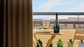 Minibar, coffres-forts dans les chambres, bureau, rideaux occultants