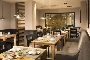Desayuno buffet todos los días (con cargo) 