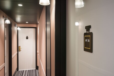 Hotel Pastel Paris - Image 15