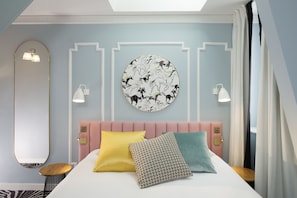 Premium bedding, desk, soundproofing, iron/ironing board - Hôtel Pastel Paris (Paris)