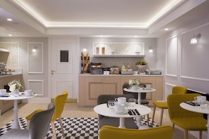 Frukostbuffé varje dag (EUR 16 per person)