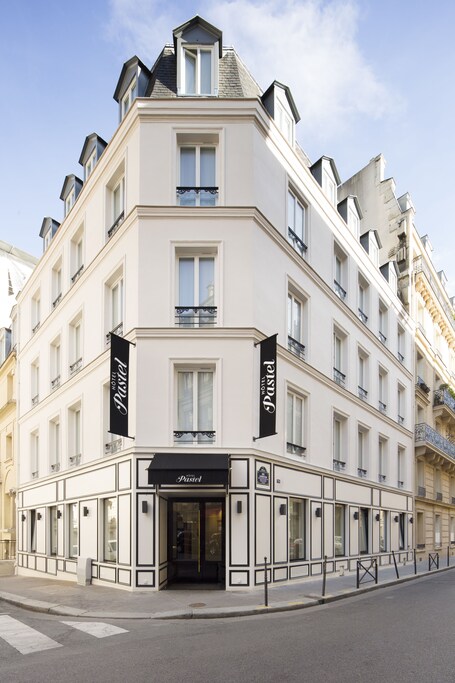Hotel Pastel Paris - Image 4