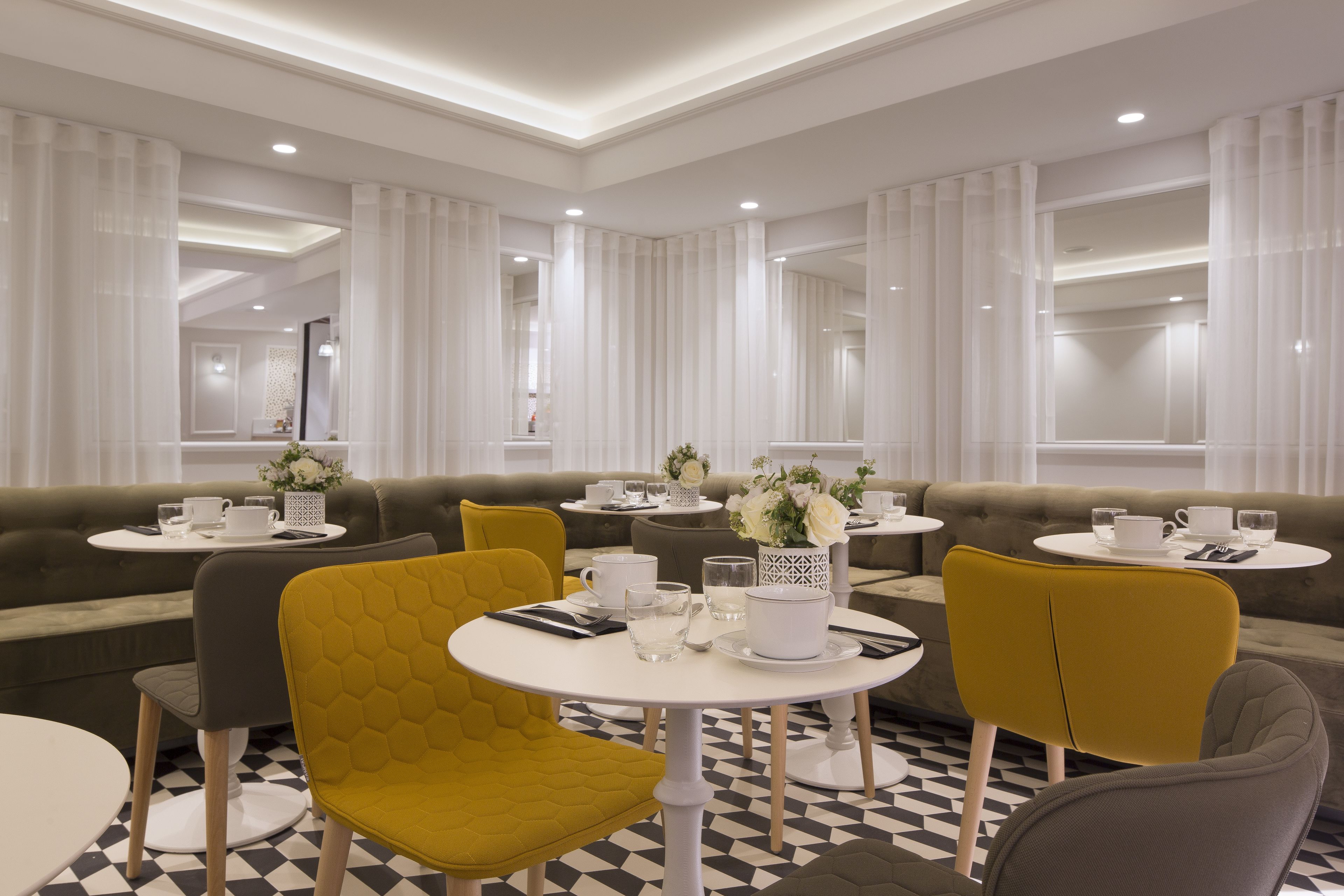 Petit déjeuner buffet (16 EUR par personne)