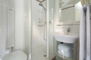 單人房 (Découverte) | 浴室 | 免費盥洗用品、吹風機、毛巾