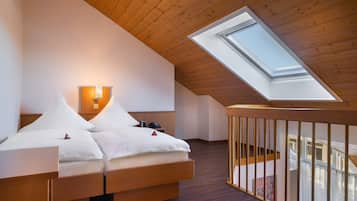 Ropa de cama hipoalergénica y caja de seguridad en la habitación