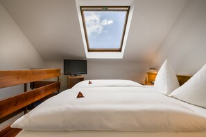 Standard Apartment, 1 Double Bed | Hypo-allergenic bedding, in-room safe, iron/ironing board, free WiFi