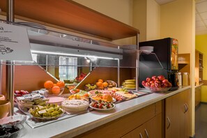 Café da manhã com buffet todos os dias (EUR 10 por pessoa) 