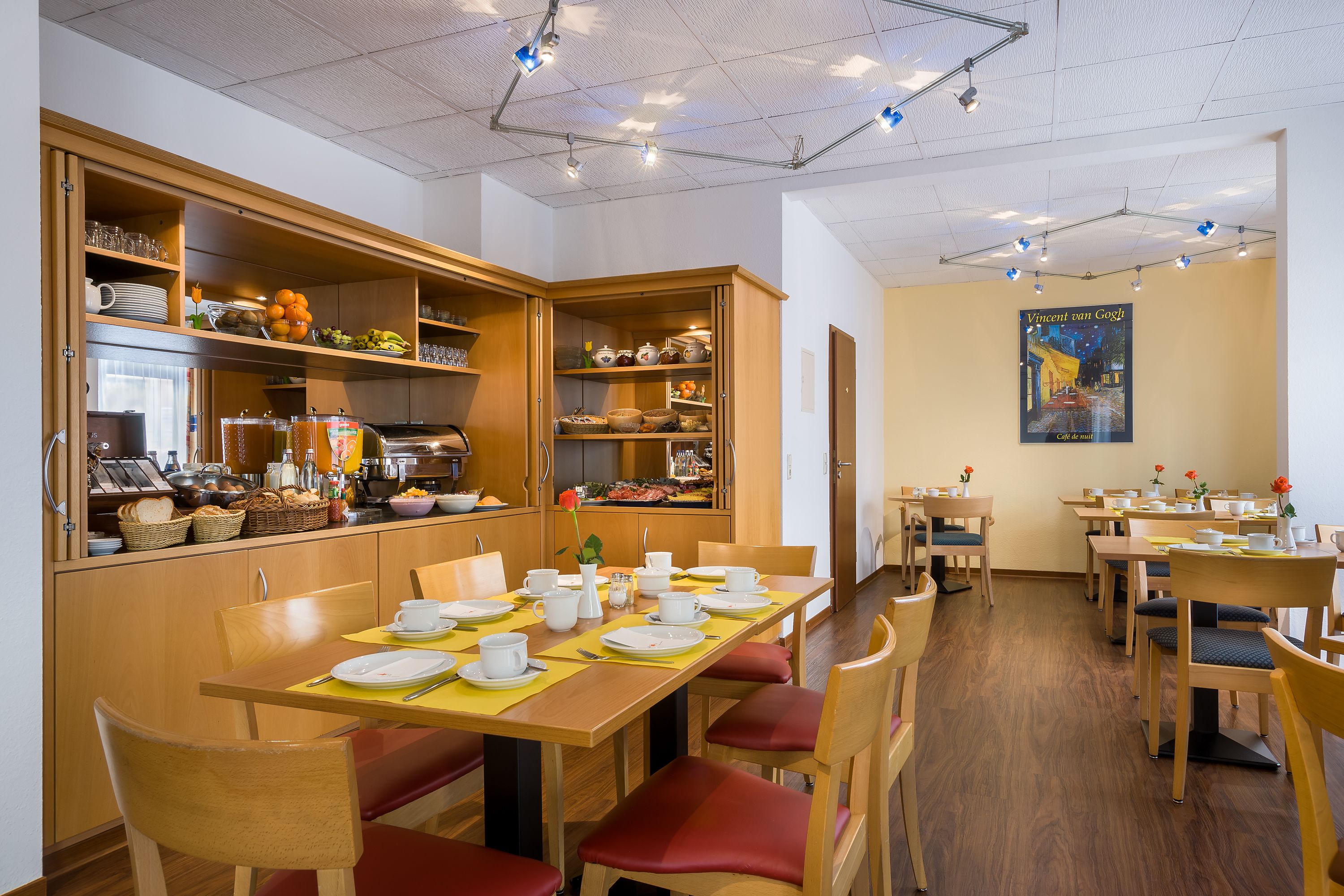 อาหารเช้าแบบบุฟเฟ่ต์ทุกวัน (EUR 12.5 ต่อคน)