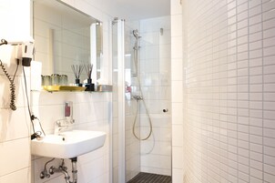 Standard Double Room | Desk, soundproofing, iron/ironing board, free WiFi