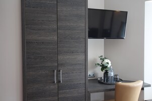 Schreibtisch, schallisolierte Zimmer, Bügeleisen/Bügelbrett