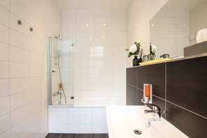Hair dryer, towels - Hotel Delta am Potsdamer Platz (Berlin)