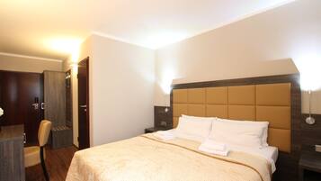 Een bureau, geluiddichte muren, een strijkplank/strijkijzer, gratis wifi