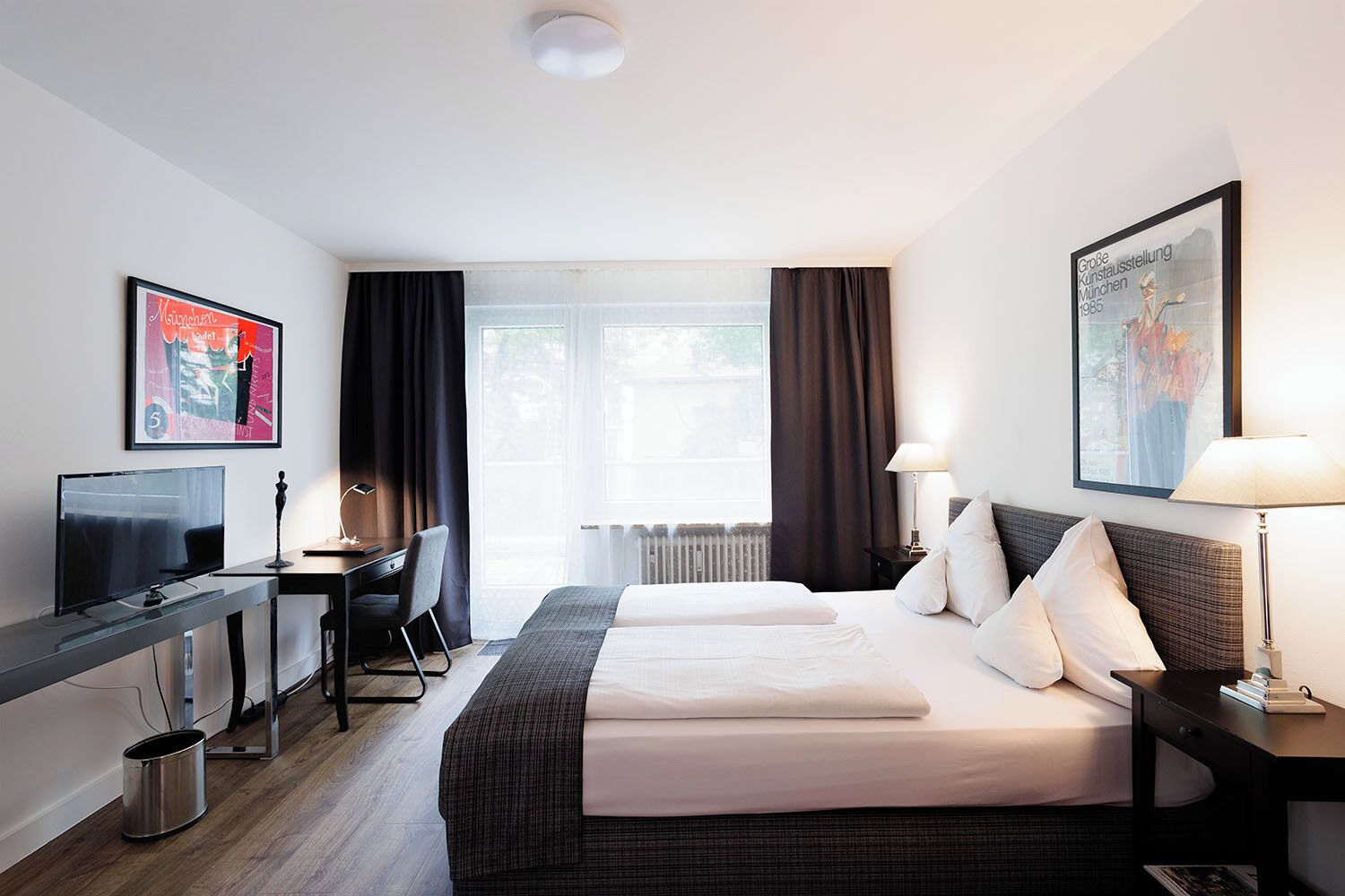 Quarto casal superior, vista para o pátio | Roupas de cama antialérgicas, edredons de pluma, camas Select Comfort