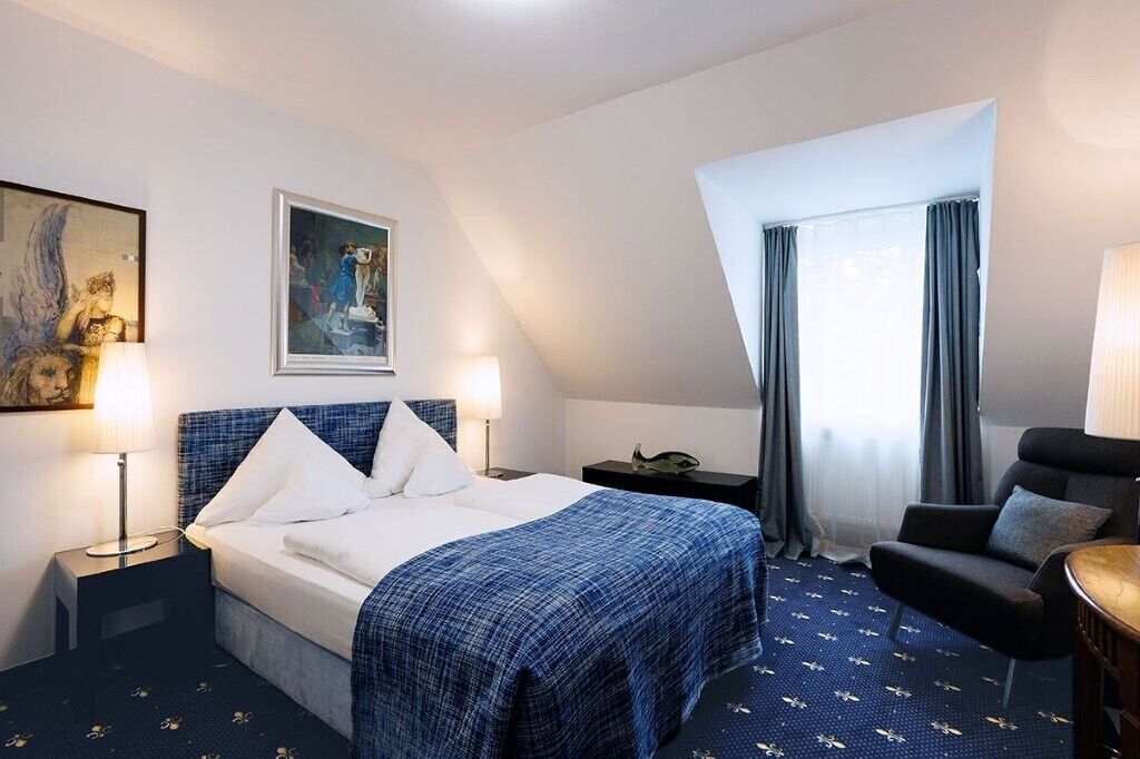 Chambre Double Supérieure, vue cour intérieure | Literie hypoallergénique, couette en duvet d'oie, matelas Select Comfort