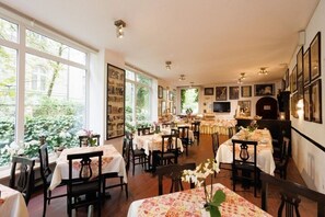Free daily buffet breakfast  - Hotel Nymphenburg City (Munich)
