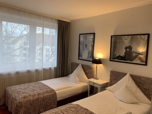 Habitación triple, vista a la ciudad | Ropa de cama hipoalergénica, edredón y camas Select Comfort 