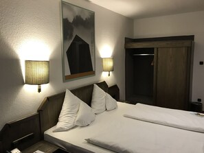 Habitació doble, 1 llit de matrimoni, vistes a la ciutat | Roba de llit hipoal·lergògena i cobrellits 