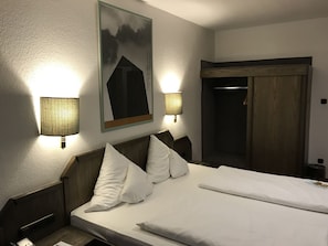 Habitació doble, 1 llit de matrimoni, vistes a la ciutat | Roba de llit hipoal·lergògena i cobrellits