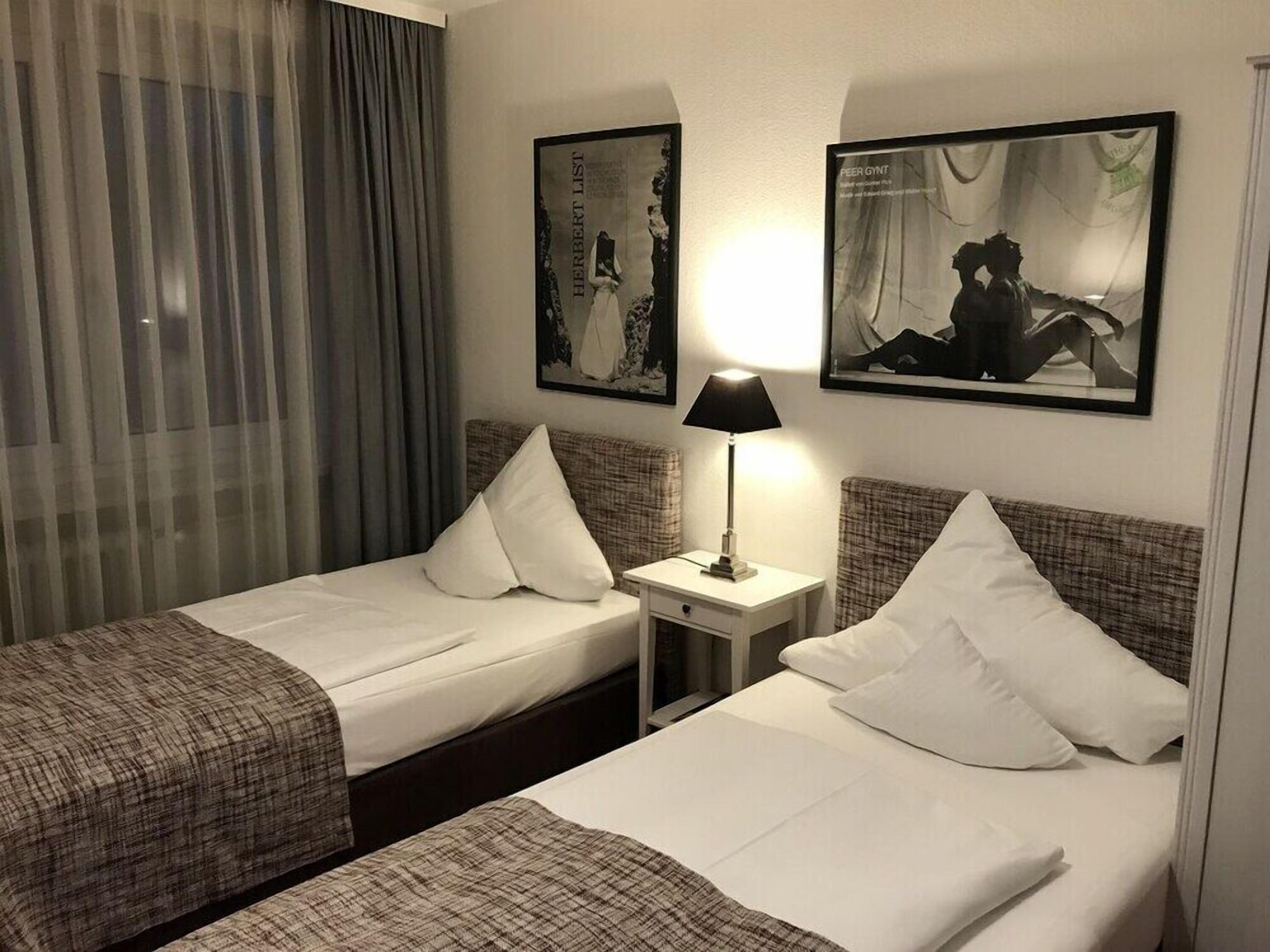 triple room, city view | 1 bedroom, hypo-allergenic bedding, down duvets, select comfort beds