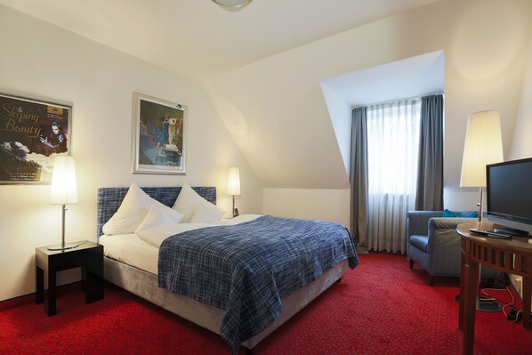 Quarto casal superior, vista para o pátio | Roupas de cama antialérgicas, edredons de pluma, camas Select Comfort