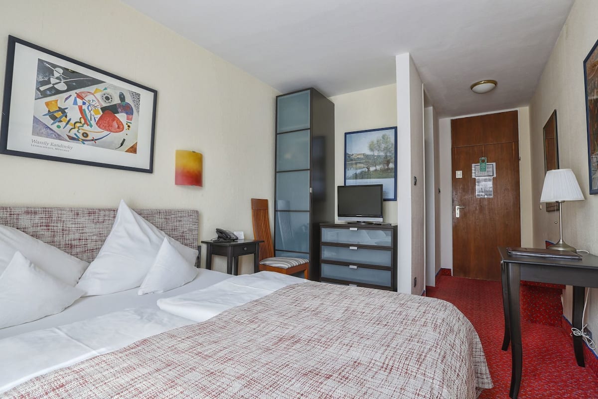 Hypo-allergenic bedding, down duvets, Select Comfort beds