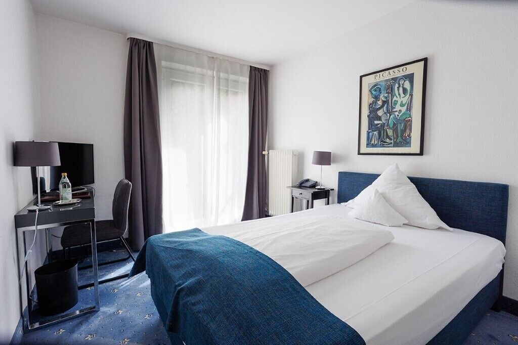 Superior Single Room, Courtyard View | Hypo-allergenic bedding, down comforters, Select Comfort beds