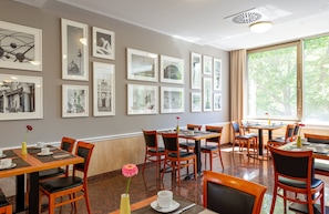 Daily continental breakfast (EUR 17 per person)